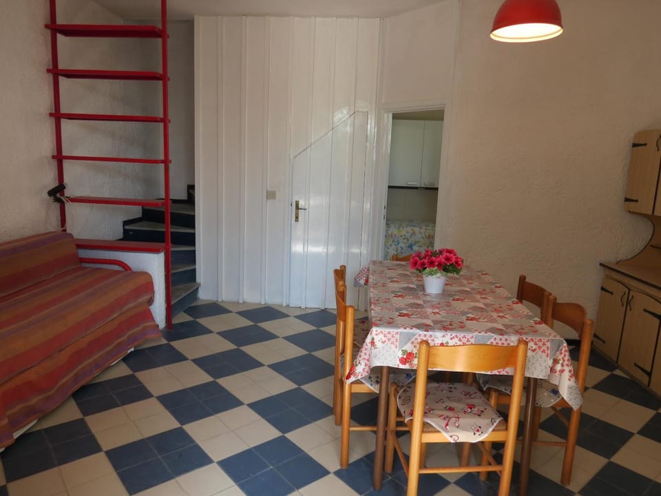 Living room, Photo of the whole room, Dining area