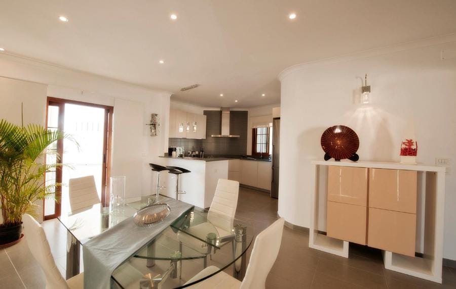 Kitchen or kitchenette, Dining area