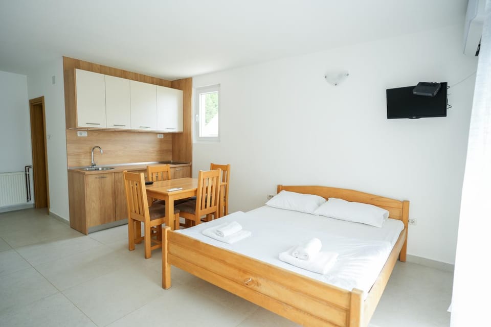 Bed, Kitchen or kitchenette, towels