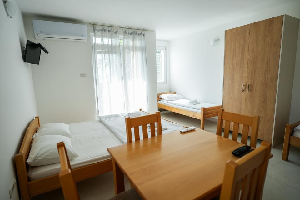 Bed, Seating area, Dining area, wardrobe, air conditioner