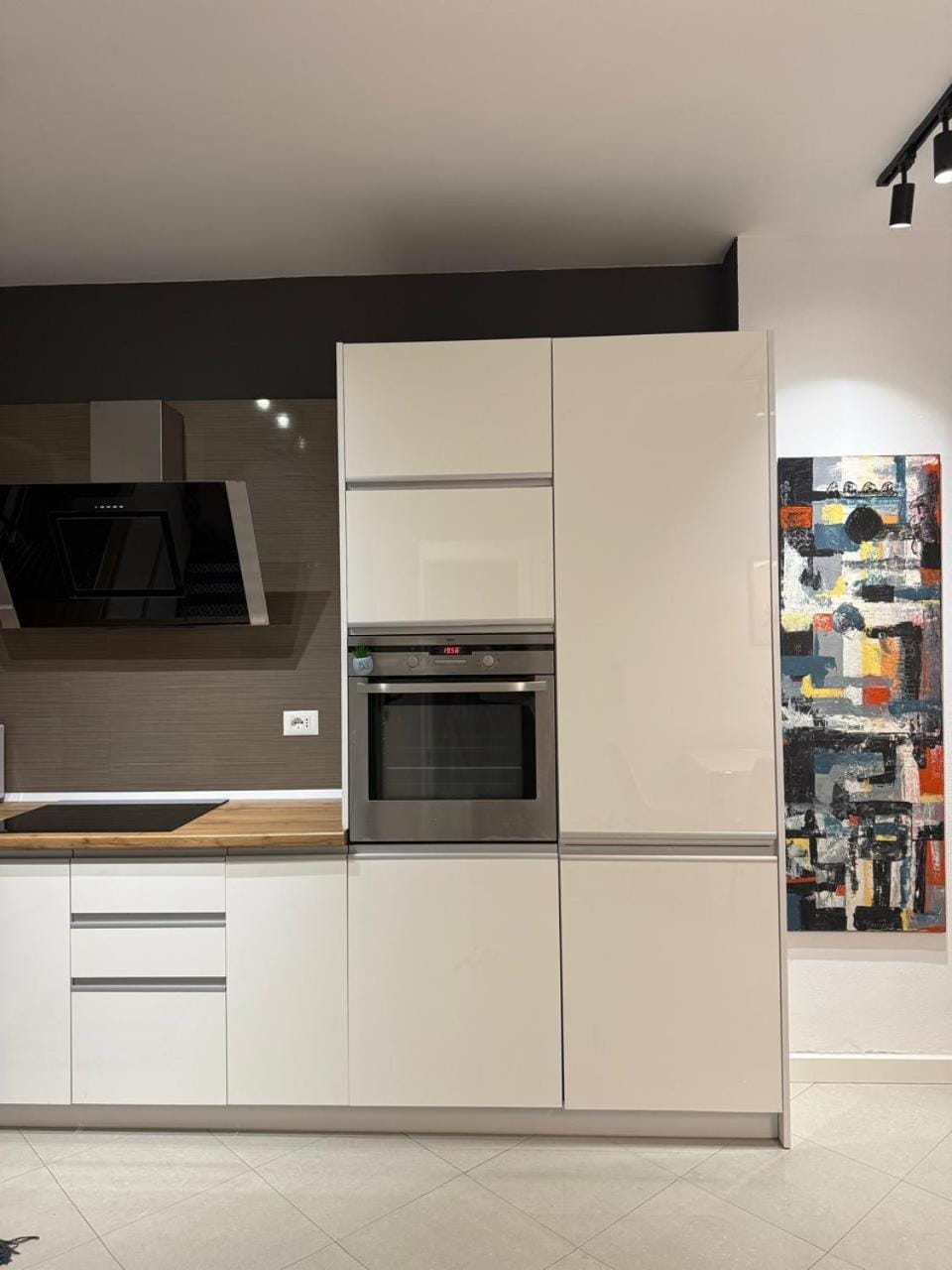 Kitchen or kitchenette, dishwasher, oven