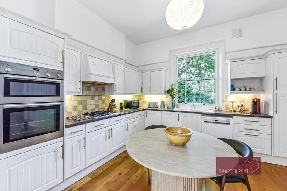 Hampton Court 5 Bed House parking House in Molesey