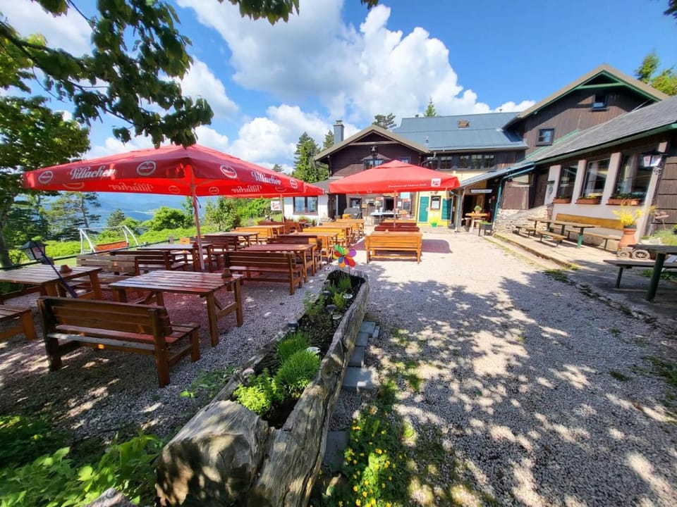 Restaurant/places to eat, Balcony/Terrace
