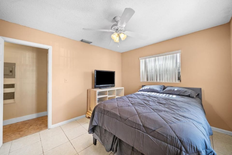 Miami Gardens Pool Retreat House in Miami Gardens