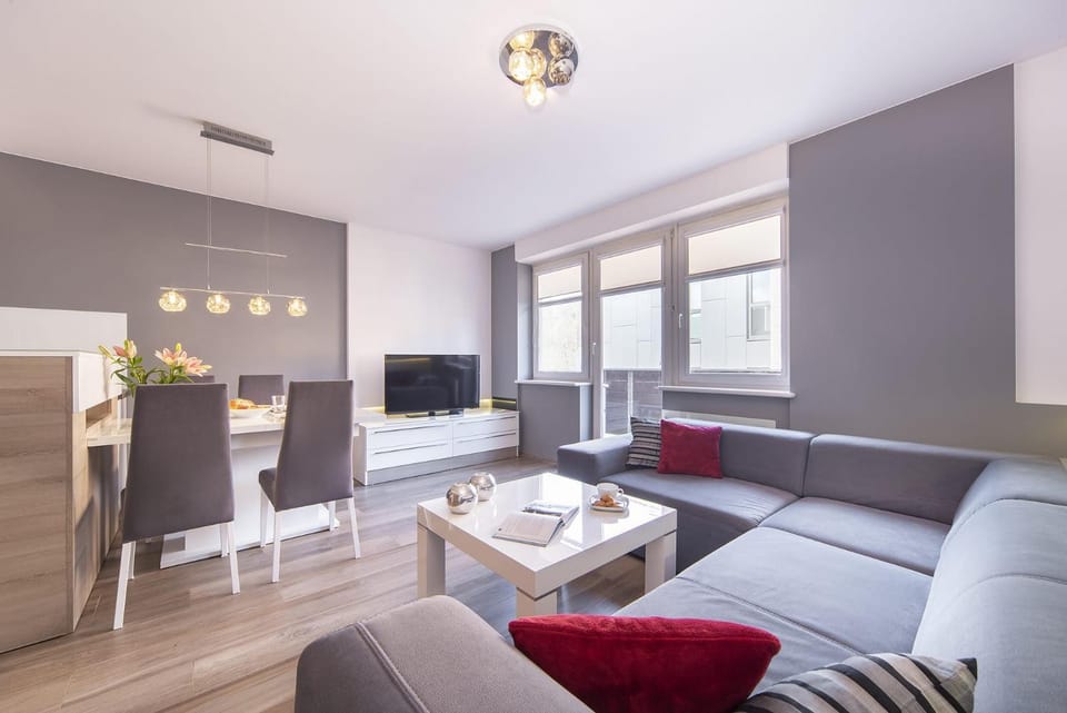 TV and multimedia, Living room, Seating area, Evening entertainment