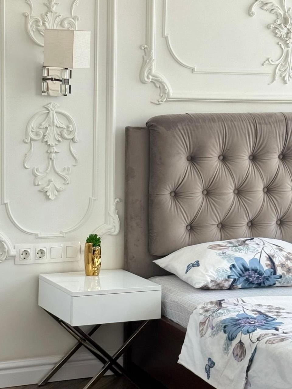 Bed, Living room, Photo of the whole room, Decorative detail, Seating area, Bedroom