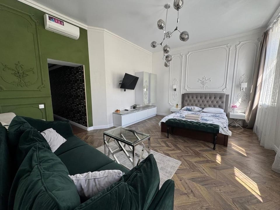 Communal lounge/ TV room, Bed, TV and multimedia, Living room, Photo of the whole room, Seating area, Evening entertainment, Bedroom, towels, air conditioner