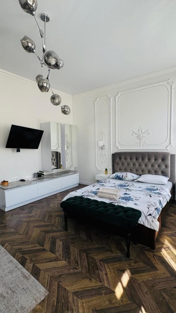 Bed, TV and multimedia, Living room, Photo of the whole room, Seating area, Bedroom