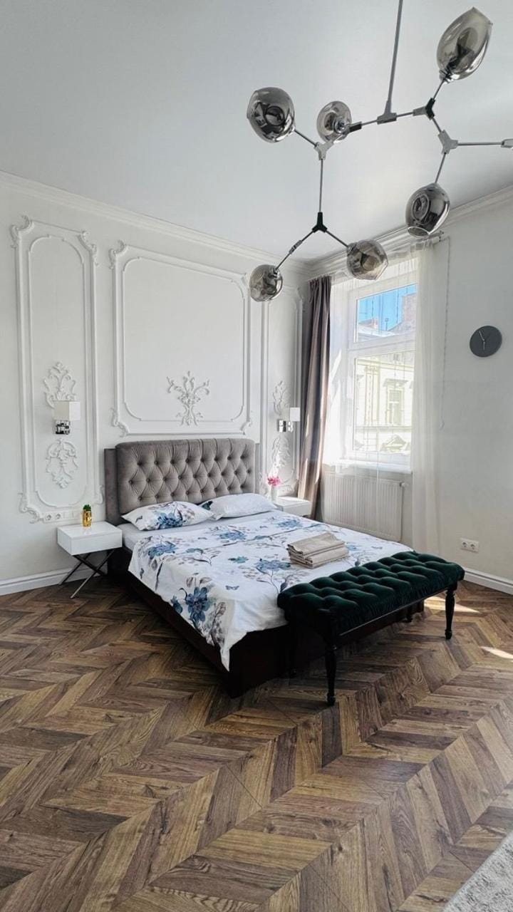 Bed, Living room, Photo of the whole room, Seating area, Bedroom