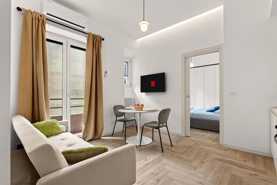 TV and multimedia, Living room, Seating area, internet, air conditioner