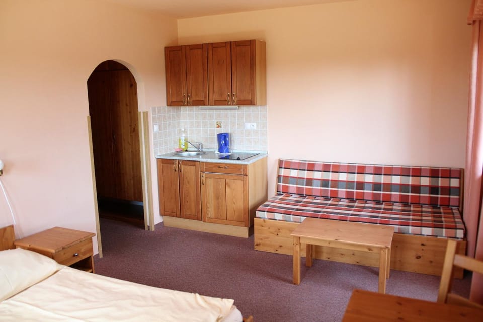 Kitchen or kitchenette, Seating area