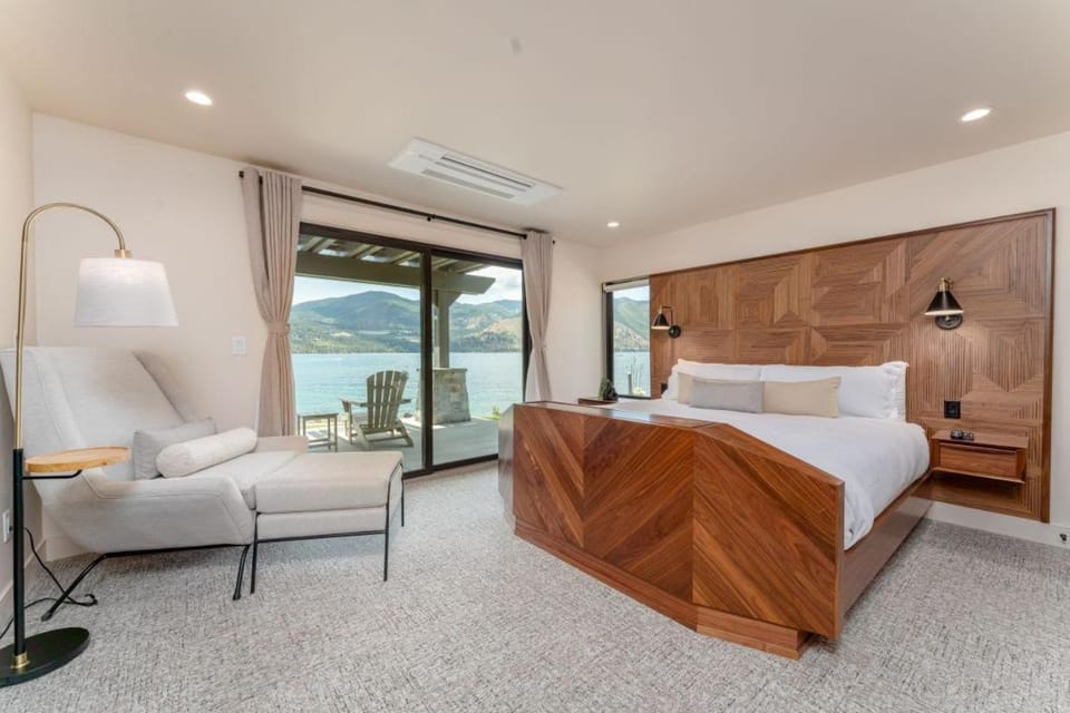 Lakefront Condo B1 Pool in Wapato Point Chelan House in Manson