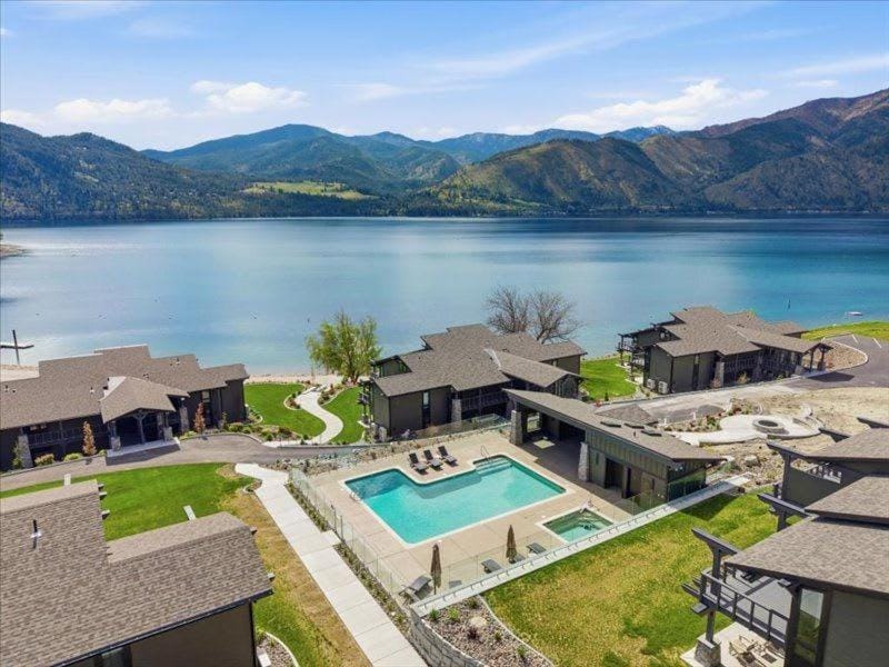 Lakefront Condo B1 Pool in Wapato Point Chelan House in Manson