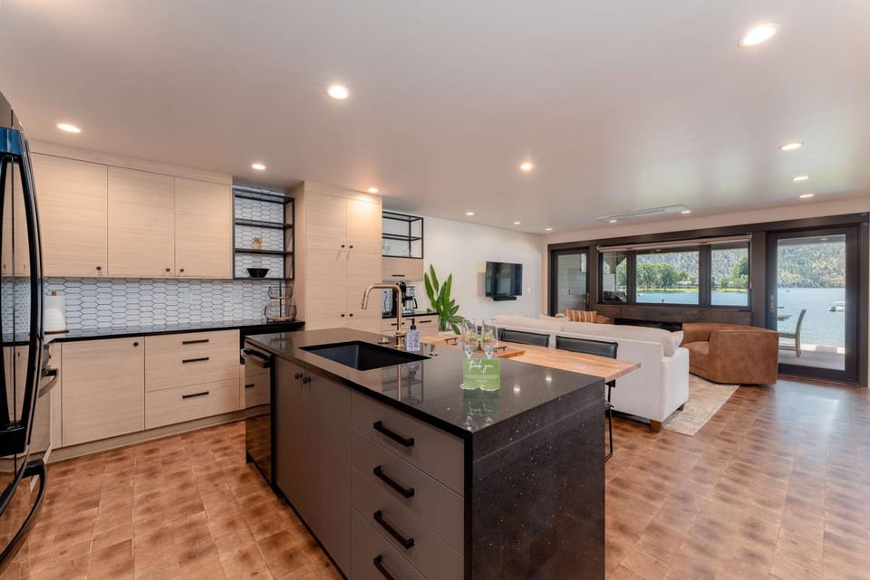 Lakefront Condo B1 Pool in Wapato Point Chelan House in Manson