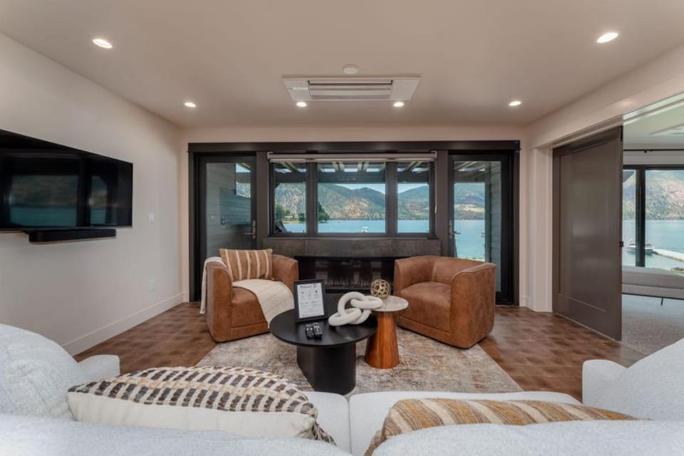 Lakefront Condo B2 Pool in Wapato Point Chelan House in Manson