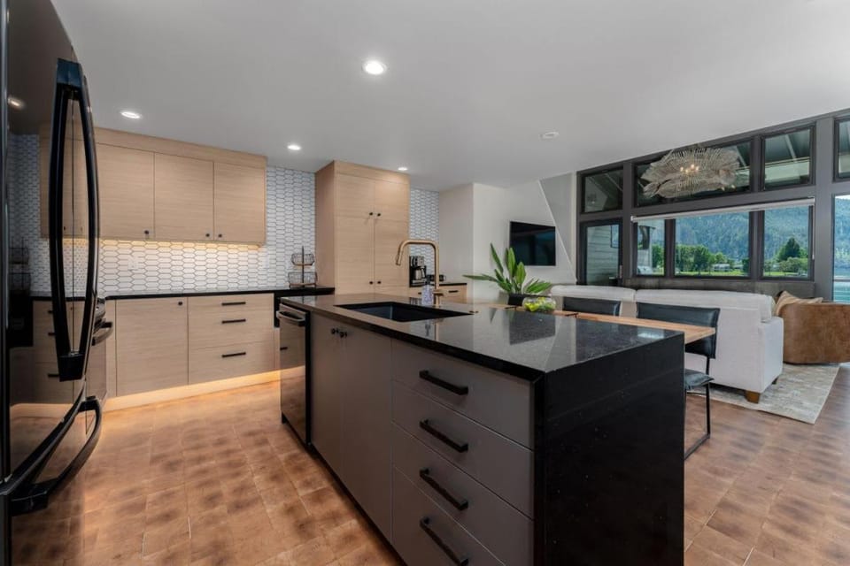 Lakefront Condo B3 Pool in Wapato Point Chelan House in Manson