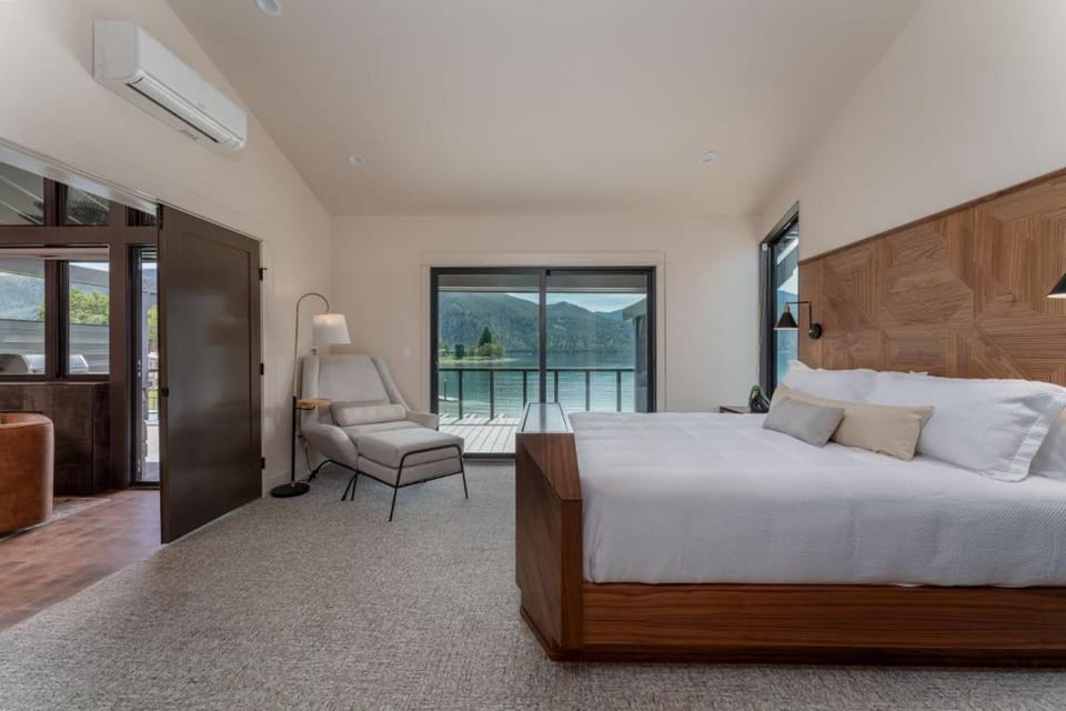 Lakefront Condo B3 Pool in Wapato Point Chelan House in Manson