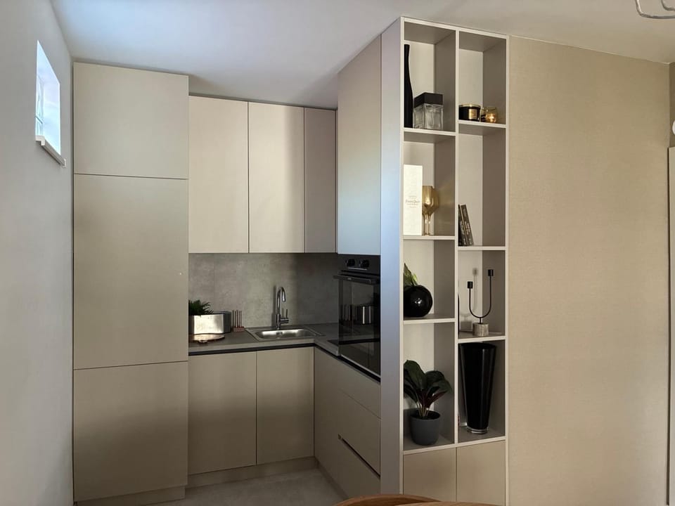 Kitchen or kitchenette, oven