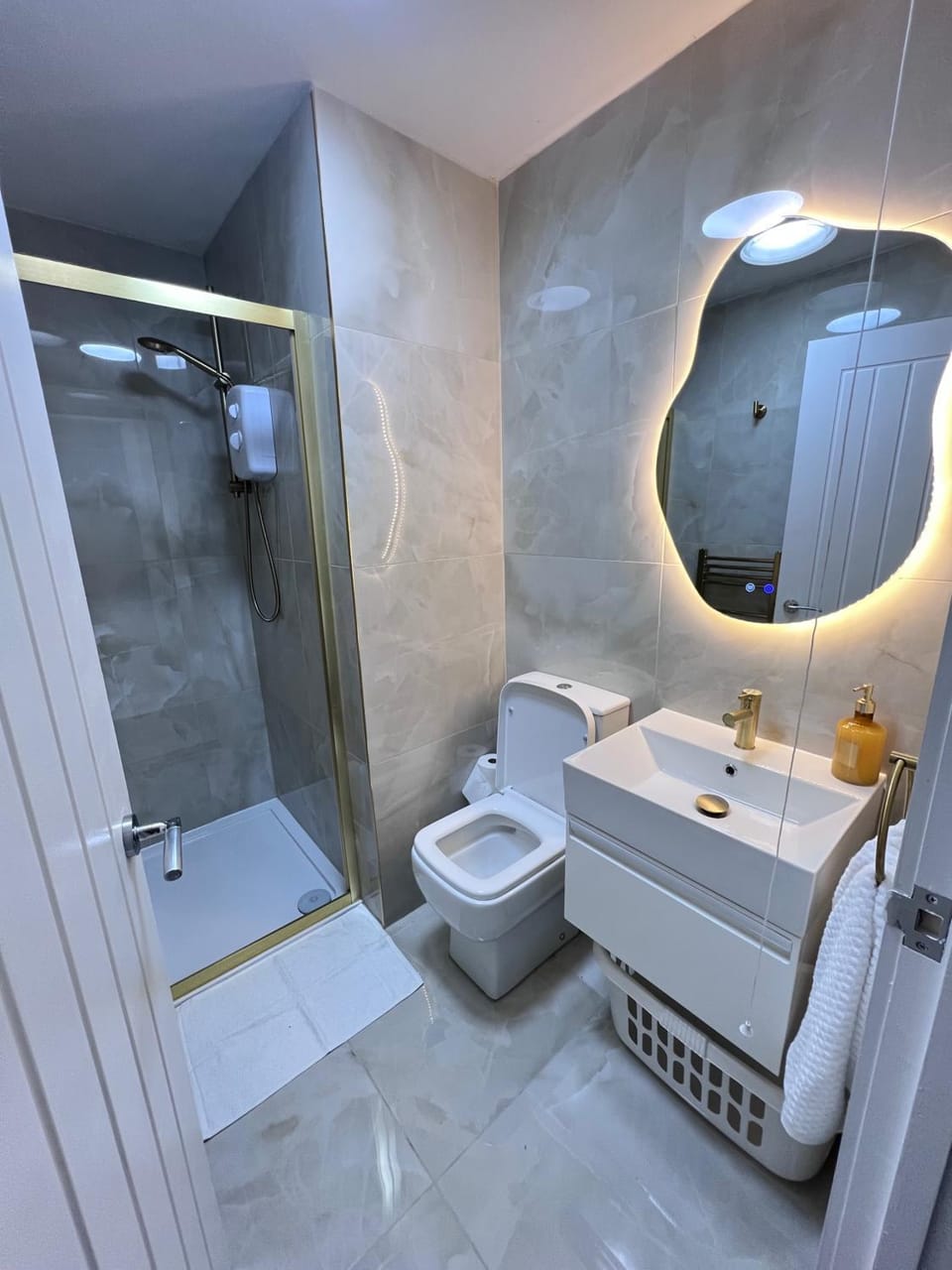 Shower, Toilet, Bathroom, towels