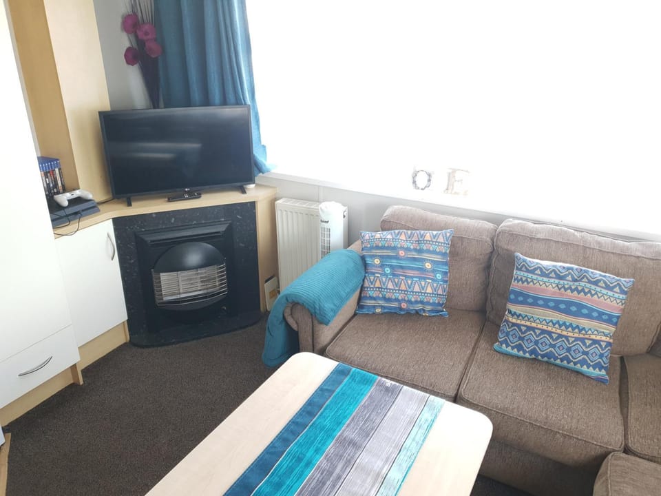 TV and multimedia, View (from property/room), Living room, Seating area, furniture