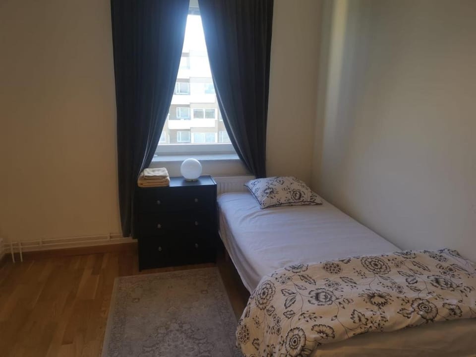Room with private entrance and toilet close to subway Apartment in Huddinge