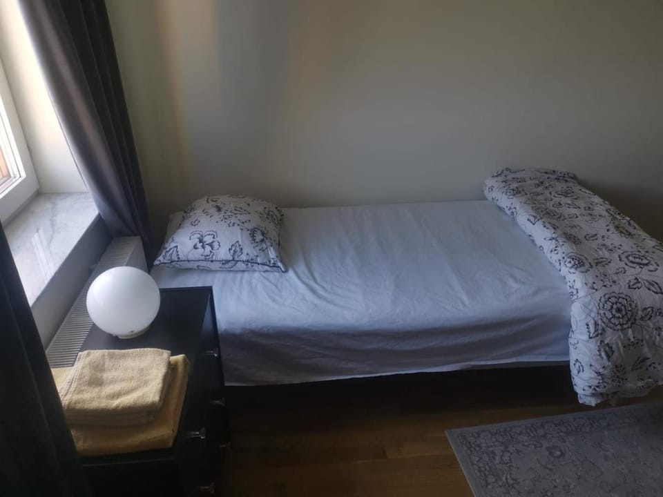Room with private entrance and toilet close to subway Apartment in Huddinge