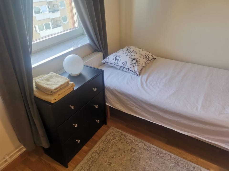 Room with private entrance and toilet close to subway Apartment in Huddinge
