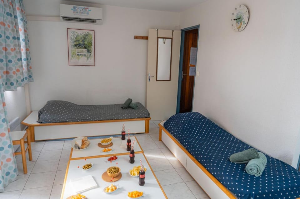 Bed, Living room, Food and drinks, Photo of the whole room, Seating area, Dining area, Bedroom, Food, air conditioner