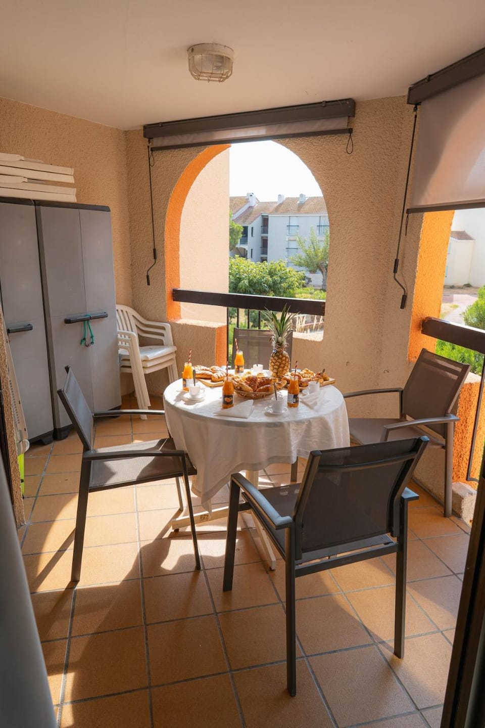 Patio, View (from property/room), Balcony/Terrace, Kitchen or kitchenette, Food and drinks, Dining area, Food, air conditioner