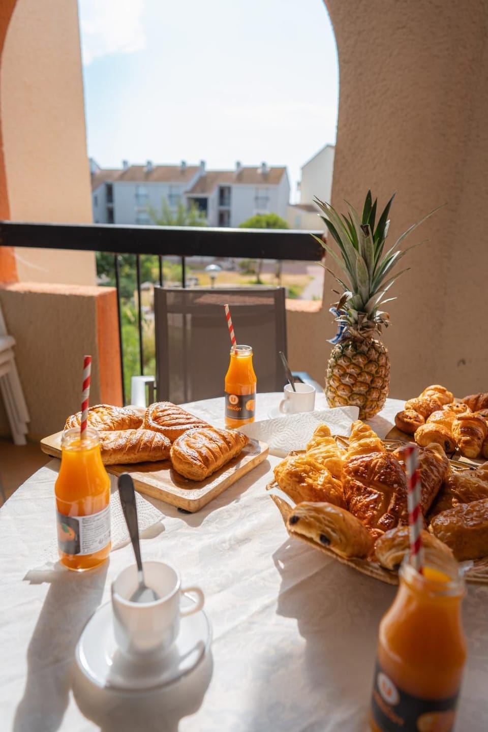 Food and drinks, Dining area, Food, Breakfast, Continental breakfast, Lunch, Dinner, Drinks