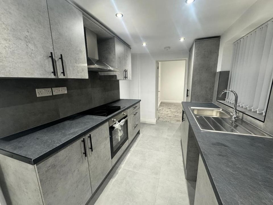 New Group Getaway 4 Bed Sleeps 10 Free On-Street Parking Close to City Centre Apartment in Newcastle upon Tyne