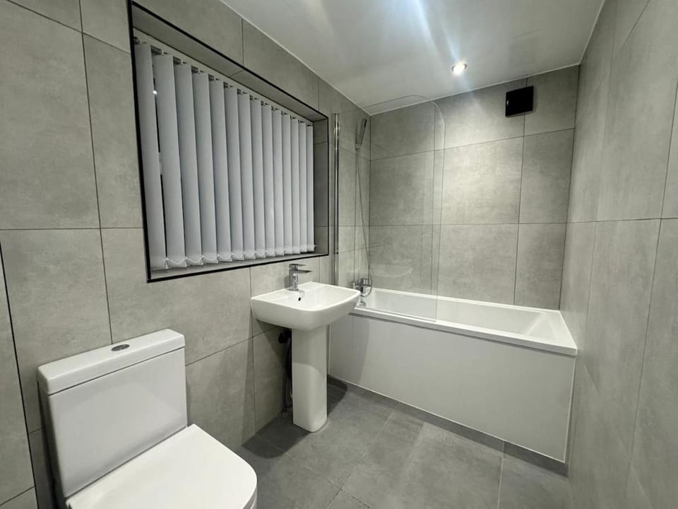 New Group Getaway 4 Bed Sleeps 10 Free On-Street Parking Close to City Centre Apartment in Newcastle upon Tyne