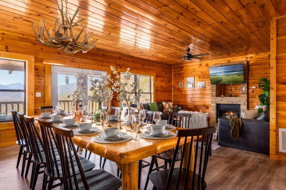 TV and multimedia, Living room, Food and drinks, Seating area, Dining area, Food