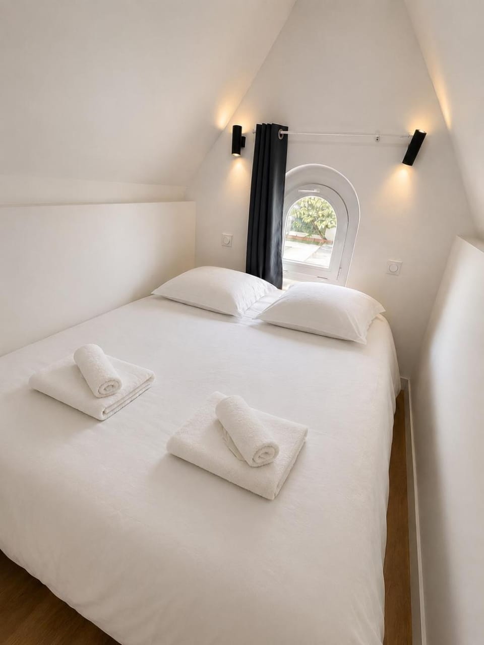 Bed, Photo of the whole room, Bedroom, towels