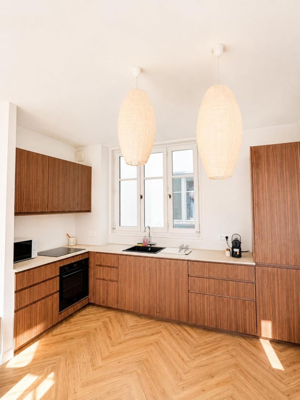Kitchen or kitchenette, dishwasher, stove