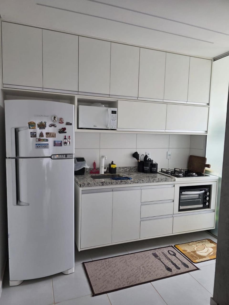 Coffee/tea facilities, Kitchen or kitchenette, oven, stove