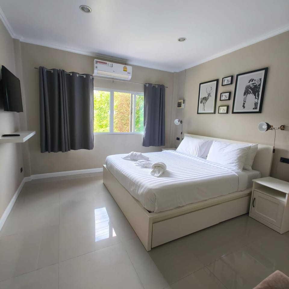 Photo of the whole room, Bedroom