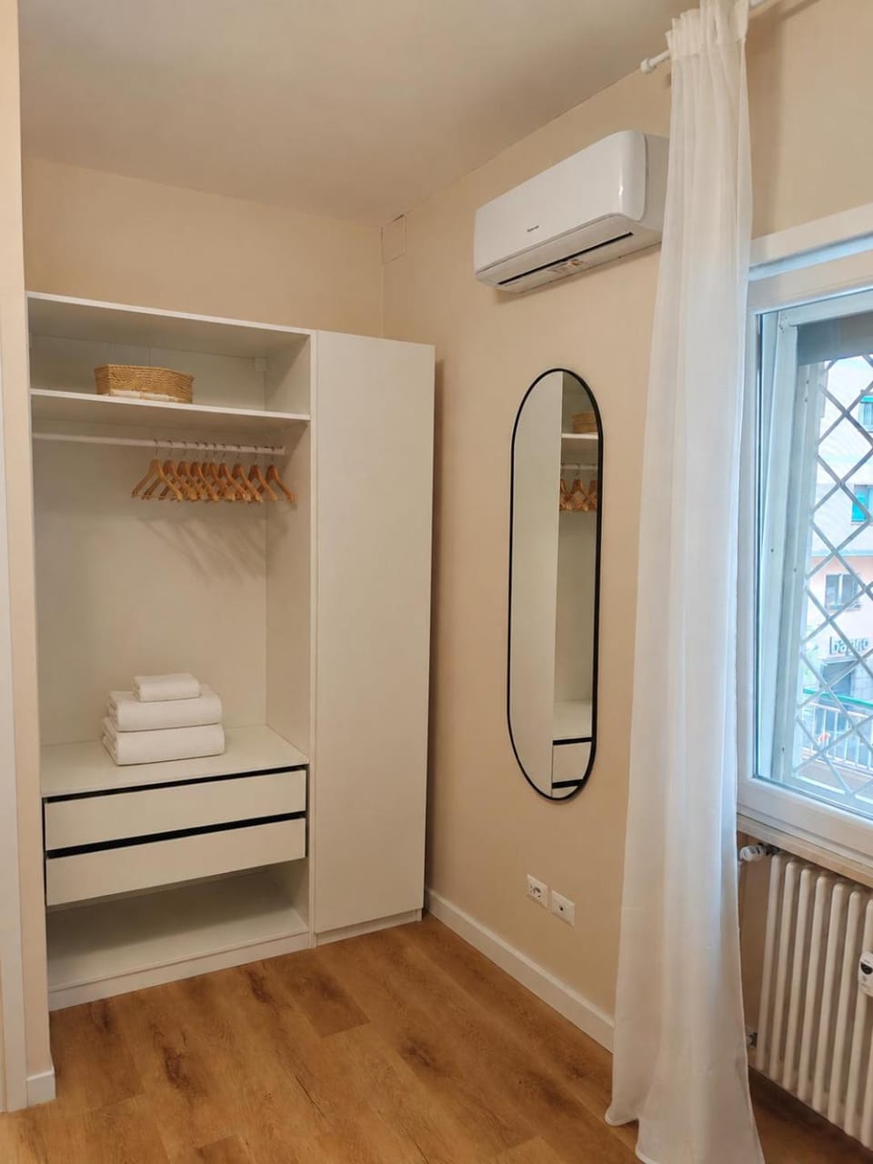 Photo of the whole room, Bedroom, wardrobe, air conditioner