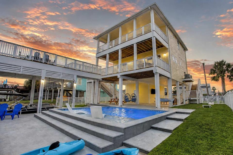 Ultimate Waterfront Escape - Pool Dock & Views House in Jamaica Beach