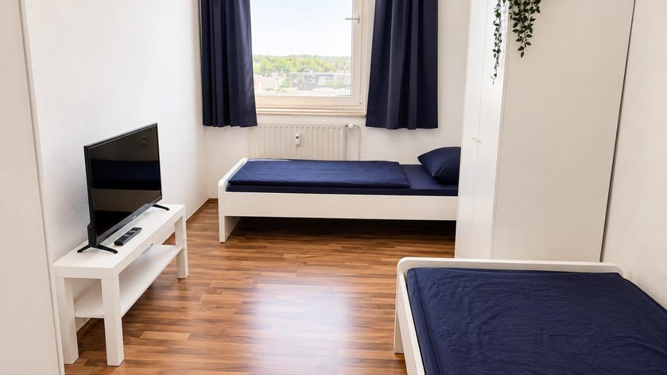 Bed, TV and multimedia, Photo of the whole room, Bedroom