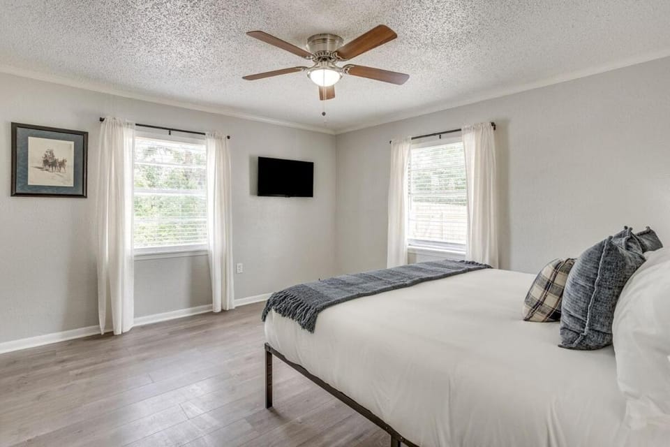 NEW Remodeled 4 Bed Sleeps 10 Near Tarleton House in Stephenville