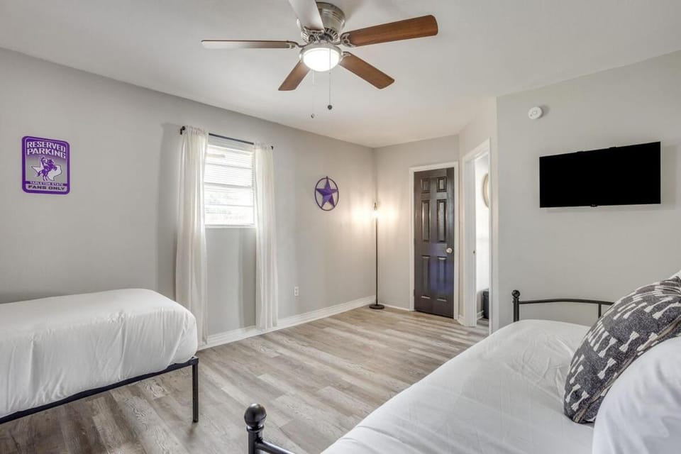 NEW Remodeled 4 Bed Sleeps 10 Near Tarleton House in Stephenville