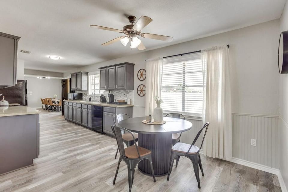 NEW Remodeled 4 Bed Sleeps 10 Near Tarleton House in Stephenville