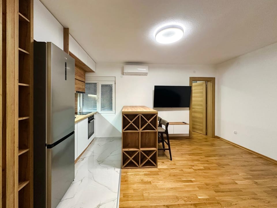 TV and multimedia, Kitchen or kitchenette, Dining area, oven, air conditioner