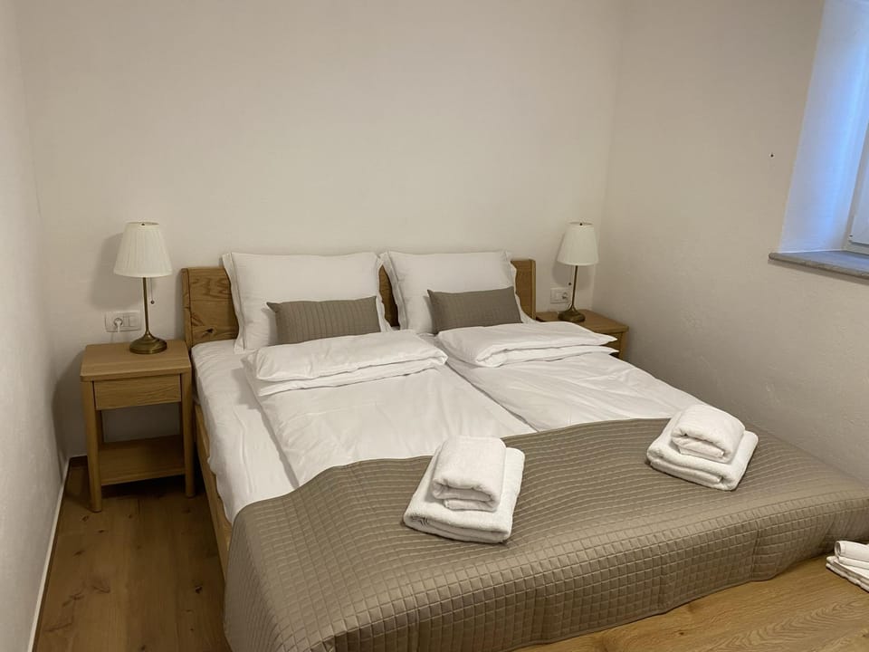 Bed, Bedroom, towels