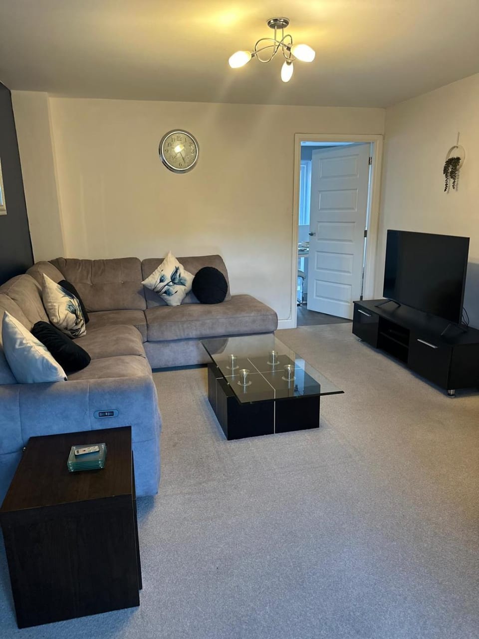 Modern 3-Bedroom Home in Wakefield Sleeps 5 Apartment in Wakefield