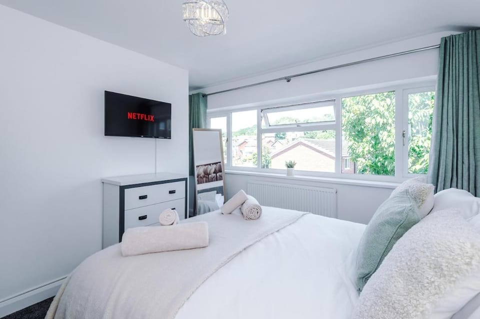 Modern 3BR Home | Pool Table | PS4 | Free Parking House in West Lancashire District