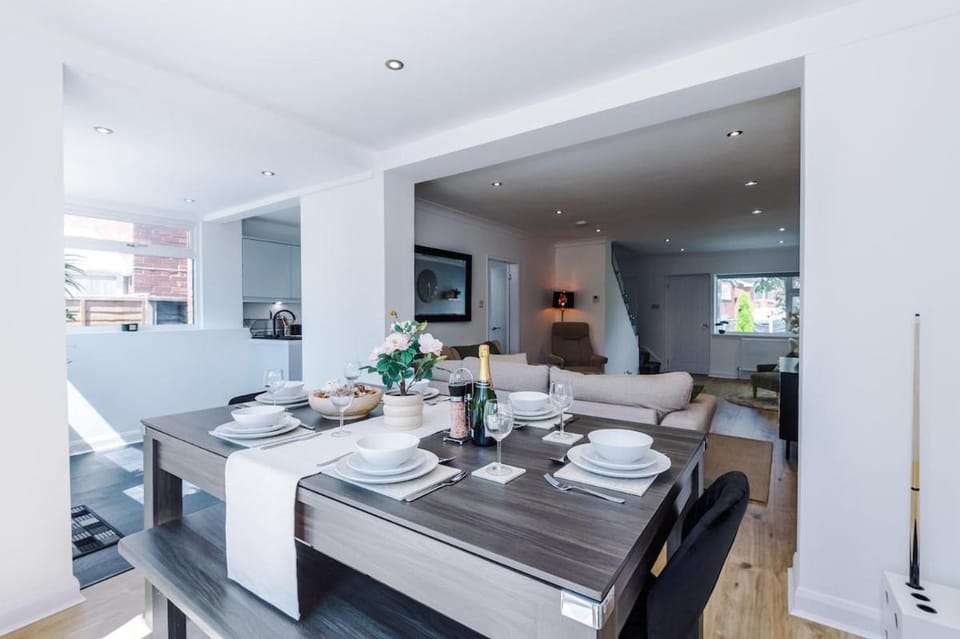 Modern 3BR Home | Pool Table | PS4 | Free Parking House in West Lancashire District