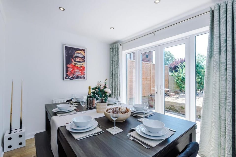 Modern 3BR Home | Pool Table | PS4 | Free Parking House in West Lancashire District