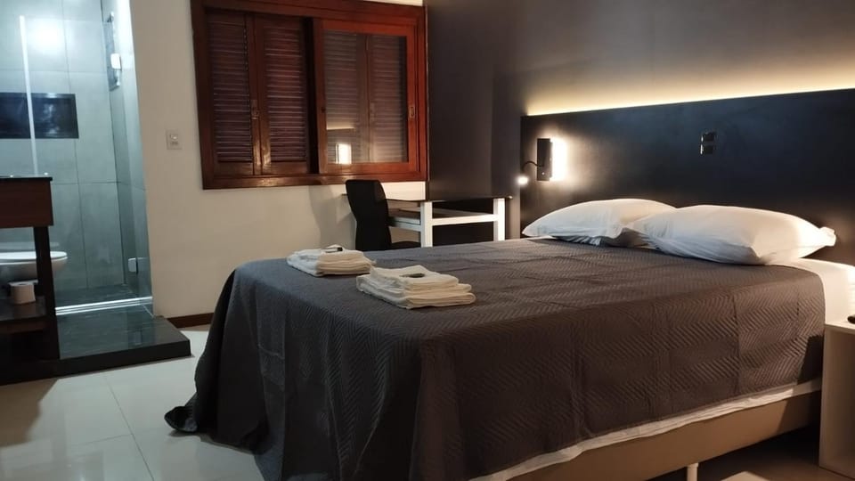 Bed, towels